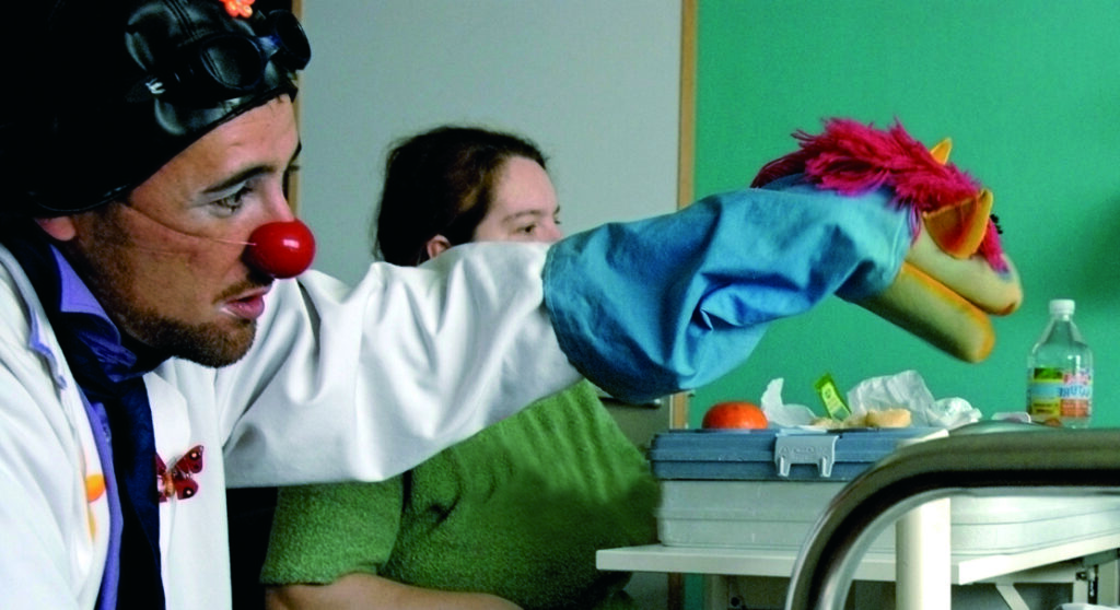 Luka Soriano con una marioneta en un hospital