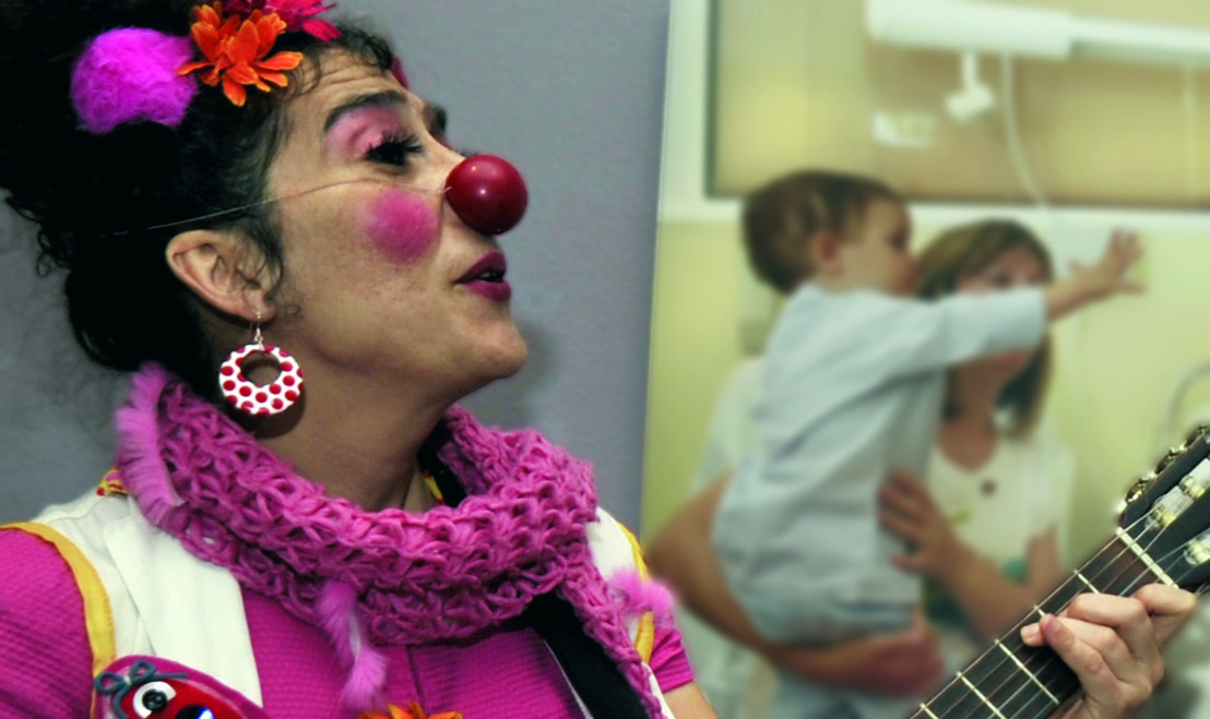 Paquita Tiritas cantando y tocando la guitarra