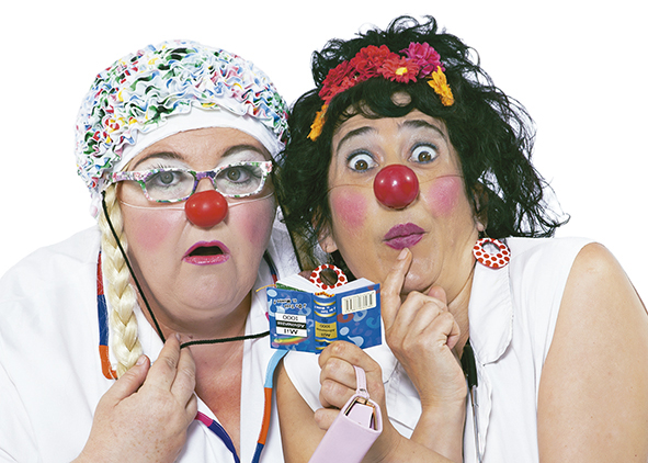 Doctora Pili Dora y Enfermera Paquita Tirita sujetando un mini libro