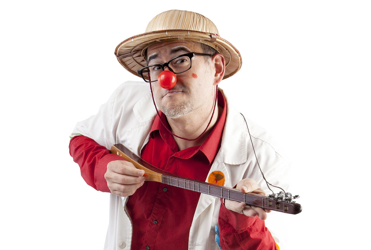 Payaso Dario tocando la guitarra con sombrero de bambú