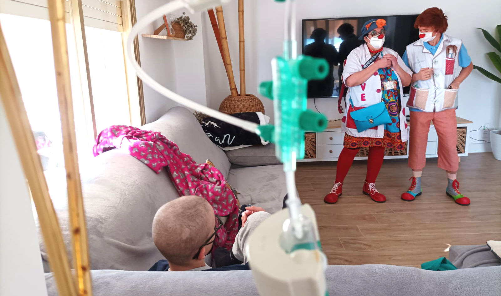 Una pareja de payasos de Payasospital visitan a un niño oncológico en su casa