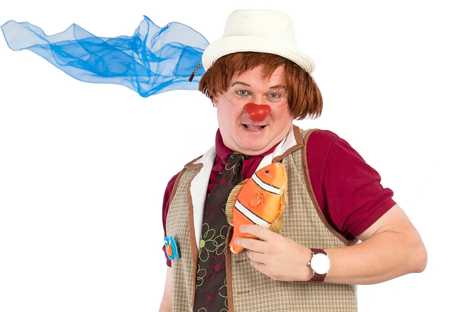 Payaso Jaume sujetando un juguete de Nemo y con sombrero y peluca graciosos