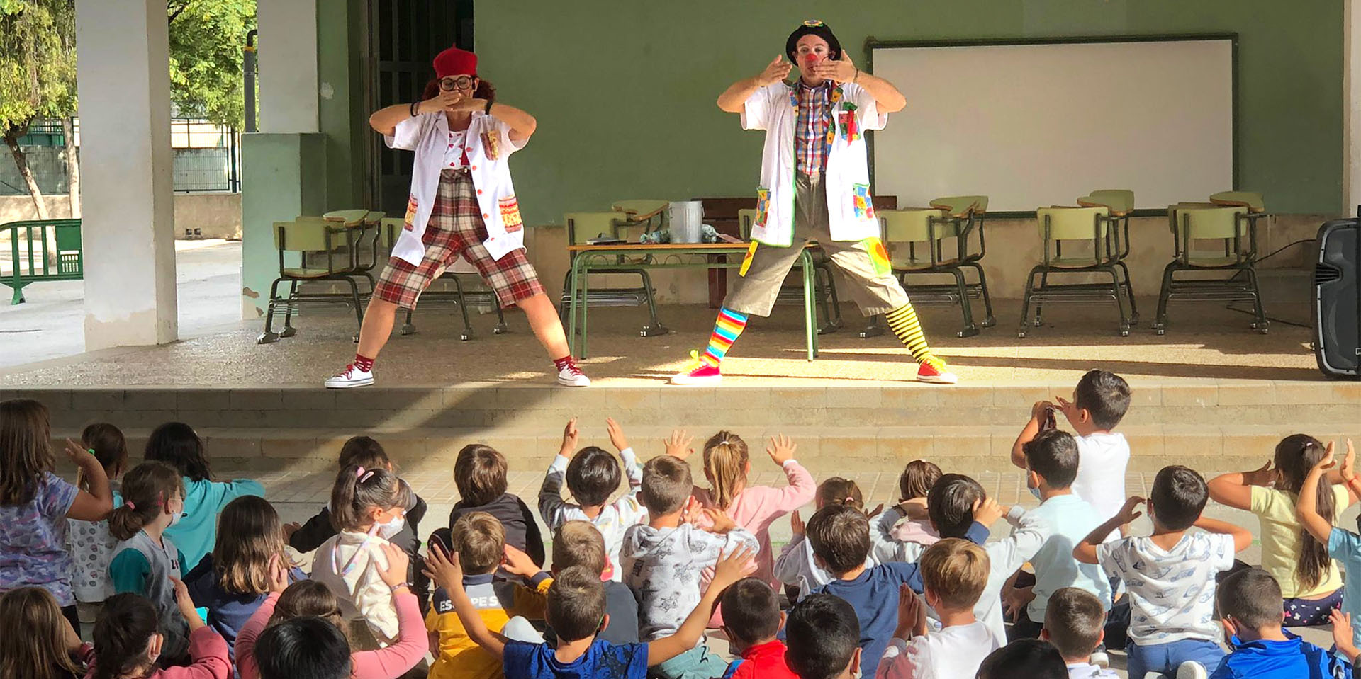Dos artistas del voluntariado de Payasospital actúan para los niños en un colegio