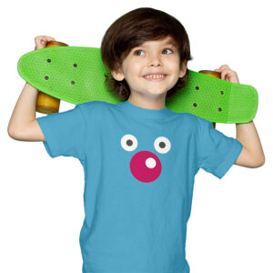 Niño sonriente con camiseta azul de Payasospital con patinete sobre sus hombros