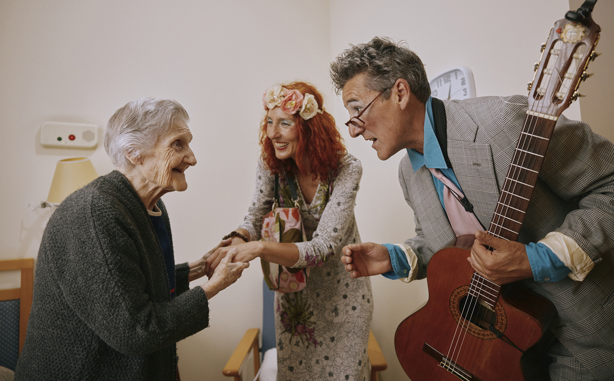 Payasospital visita a una persona mayor en una residencia